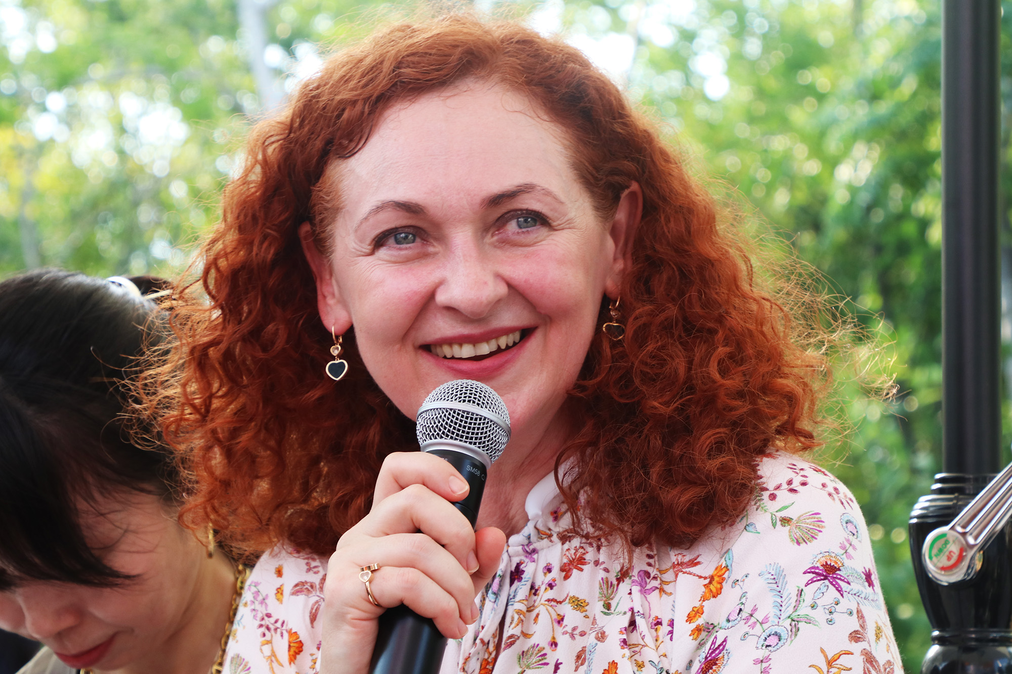 マイクを持って対談するアサヒグループのGroup Chief Sustainability Officer であるDrahomira Mandikova